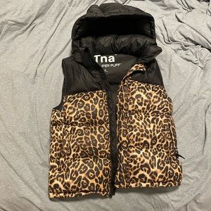 TNA super puff vest leopard print